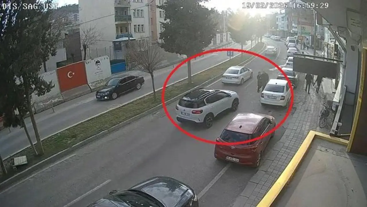 Mardinde cipin çarptığı öğretmen yaralandı; kaza kamerada