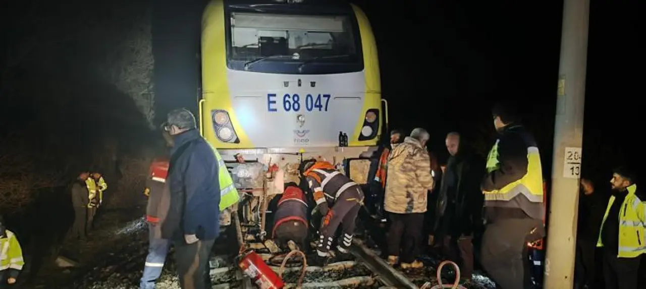Savaştepede yolcu treninin lokomotifi, düşen kaya nedeniyle raydan çıktı