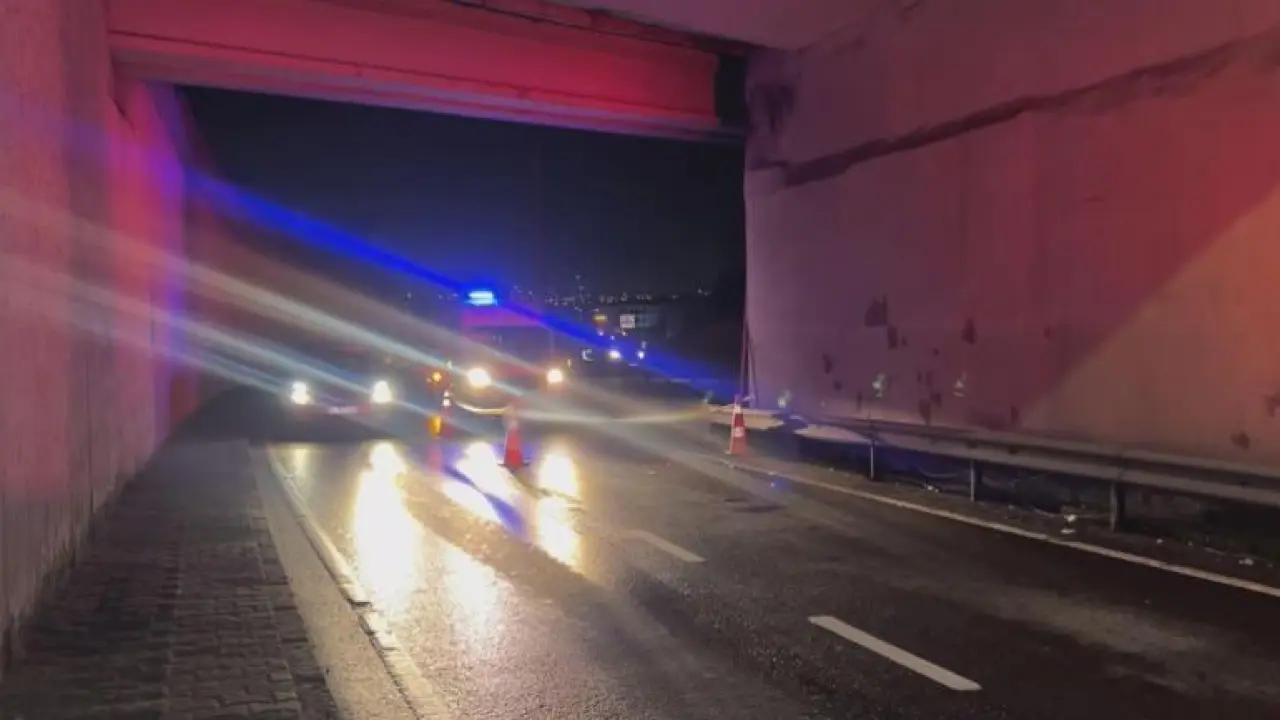 Küçükçekmece’de belediye temizlik aracına çarpan motosikletteki 2 kişi öldü