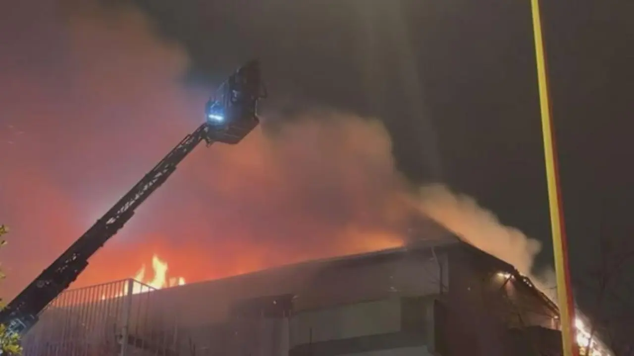 Üsküdar’da 7 katlı metruk binanın çatısı alev alev yandı