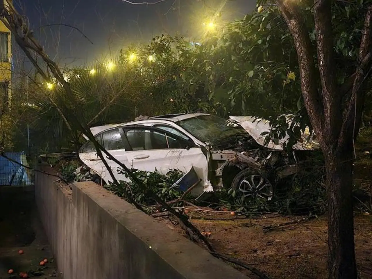 Lastiği patlayan otomobil, şarampole yuvarlandı; 1 ölü, 1 yaralı