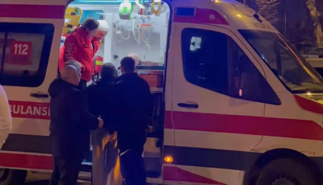 Maltepede oto tamirhanesinde yangın; 3 kişi dumandan etkilendi