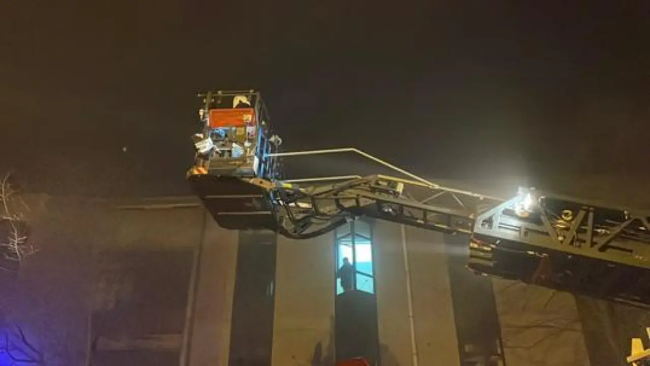 Kağıthanede marangoz atölyesinde yangın; mahsur kalan 11 kişi ile 1 köpek kurtarıldı