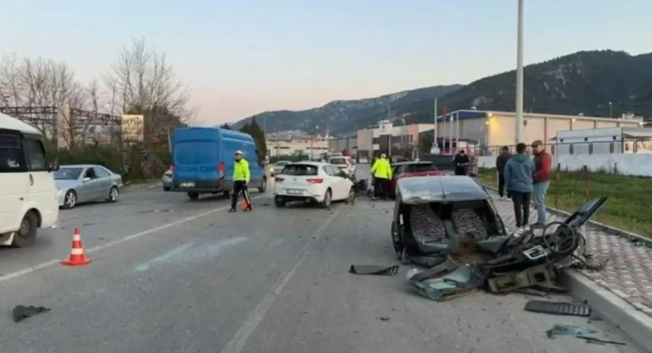 İzmir’de üç aracın karıştığı zincirleme kaza: 3 yaralı