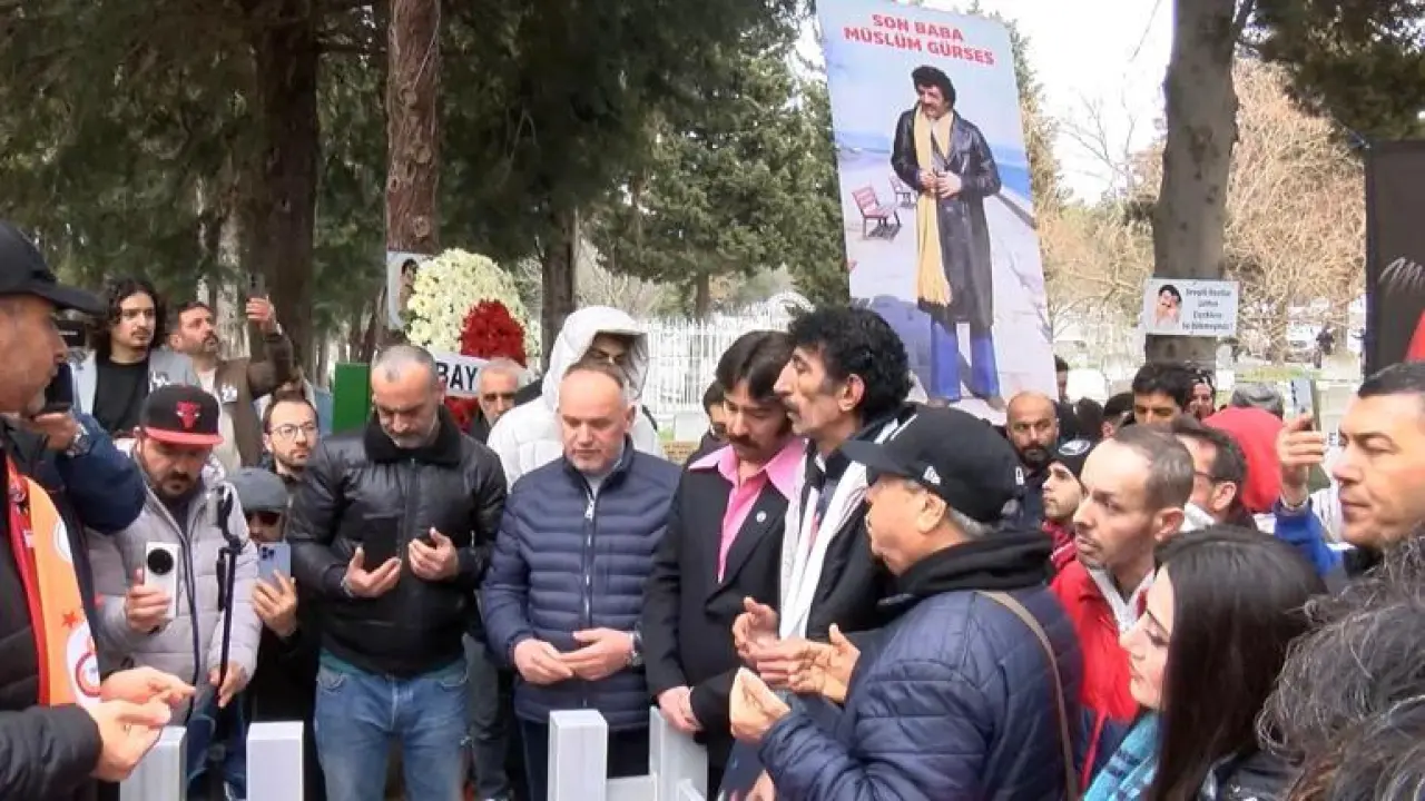 Müslüm Gürses ölümünün 13’üncü senesinde kabri başında dualarla anıldı