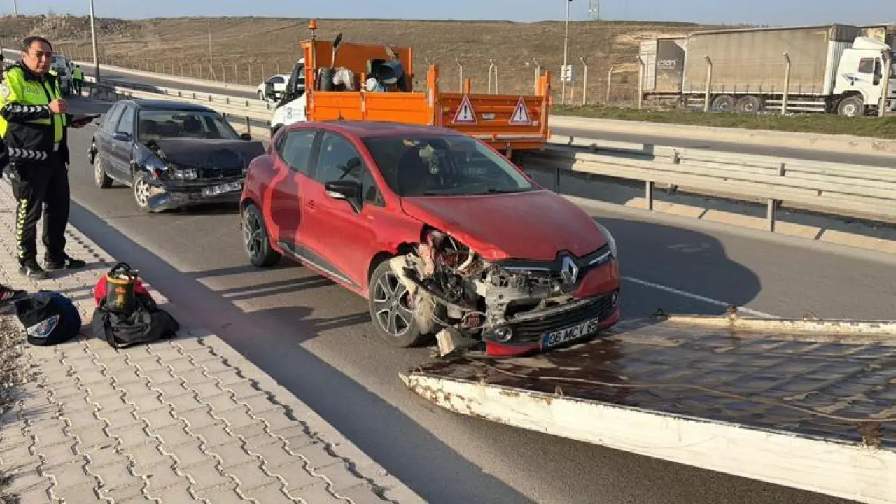 Eskişehirde TIR, 4 araca çarptı; 12 yaralı