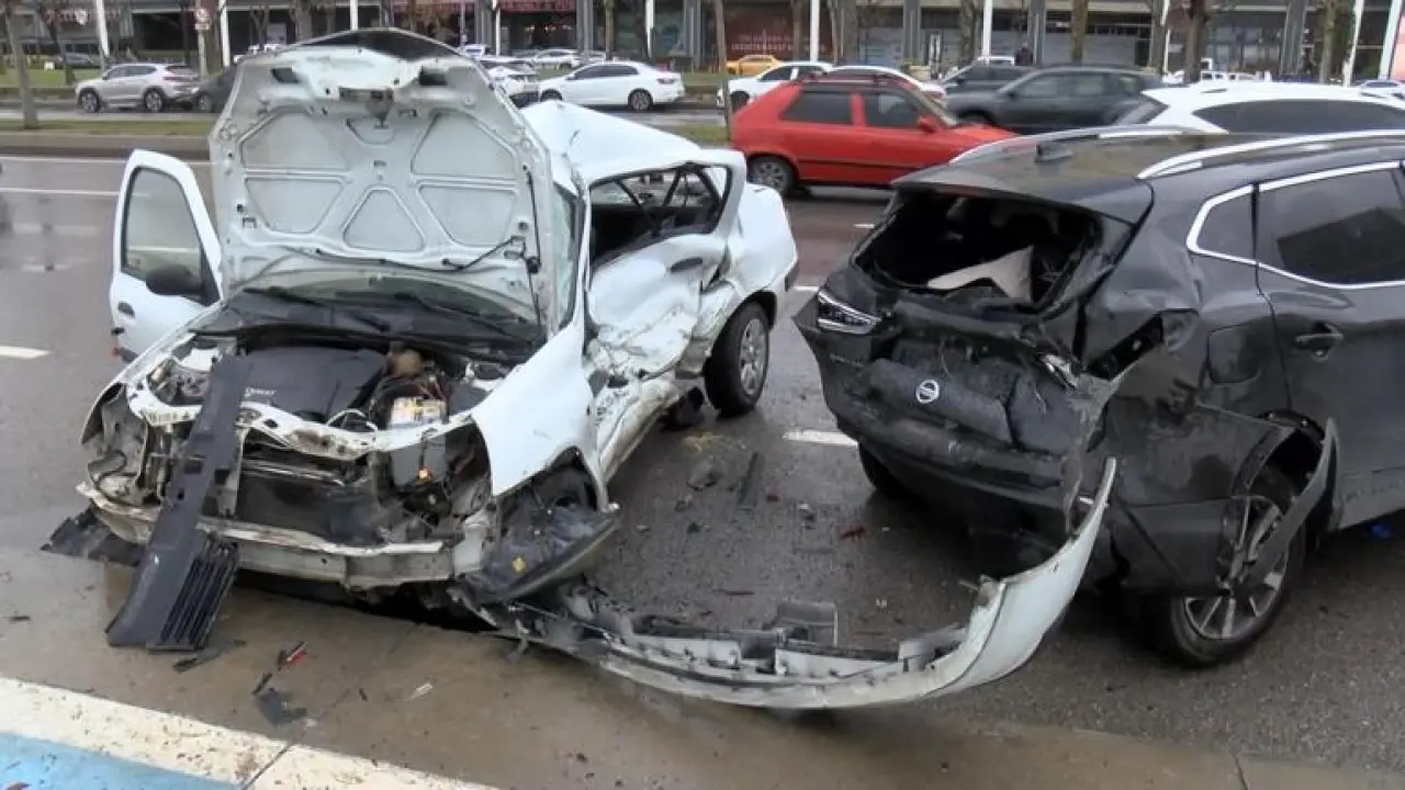 Kartalda otomobil park halindeki araca çarptı: 1i ağır 3 yaralı