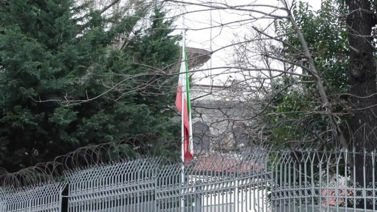 İstanbuldaki İran Başkonsolosluğunda bayraklar yarıya indirildi