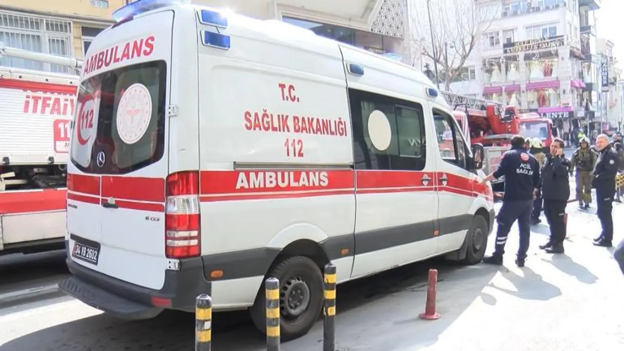 Fatihte gelinlik mağazasında yangın; mahsur kalan 2 kişi kurtarıldı