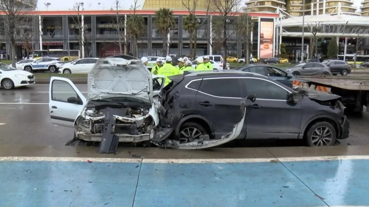 Kartalda otomobil park halindeki araca çarptı: 1i ağır 3 yaralı