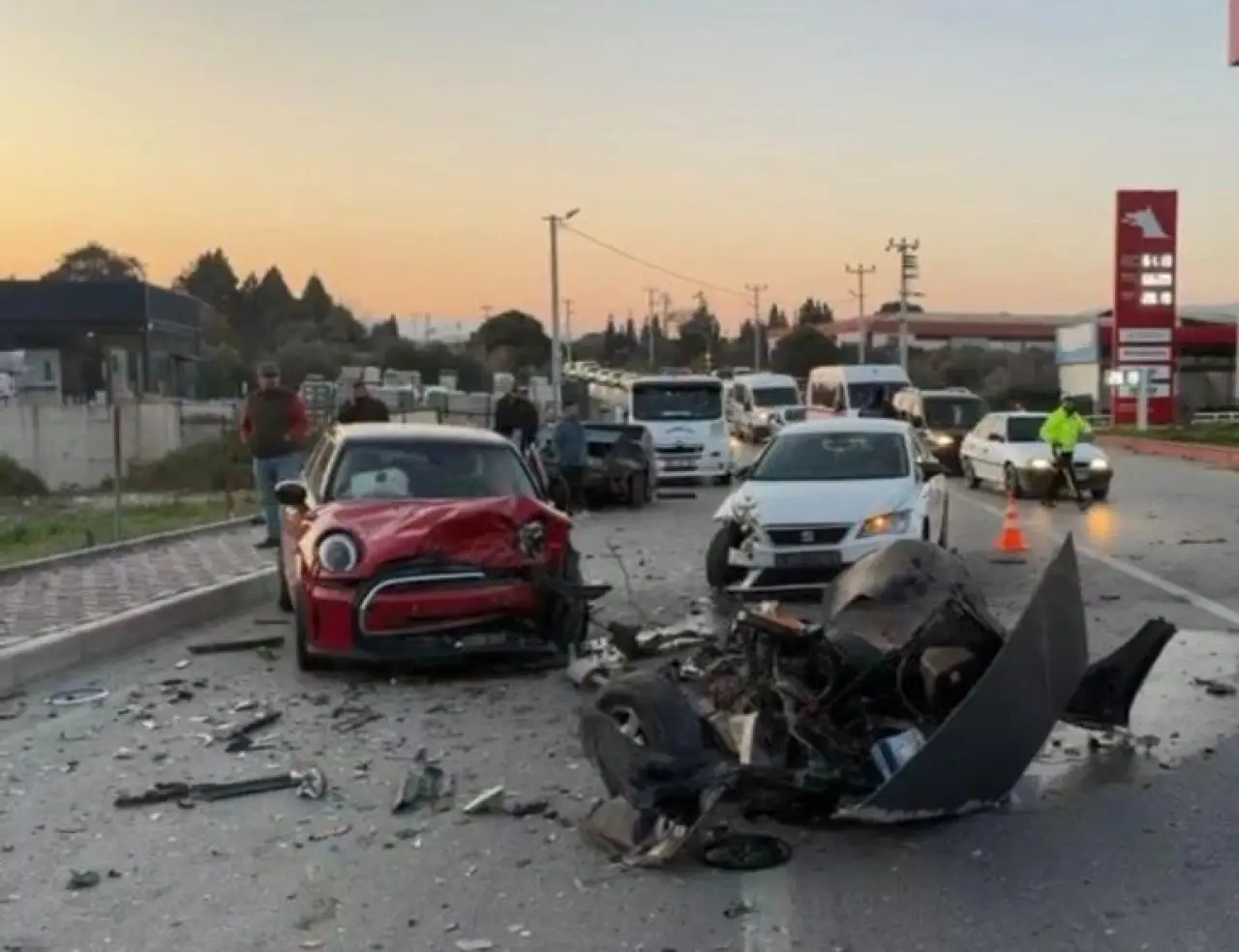 İzmir’de üç aracın karıştığı zincirleme kaza: 3 yaralı