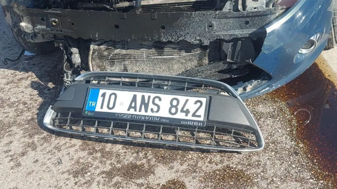 Refüje ve su tankerine çarpan otomobilin sürücüsü ağır yaralandı