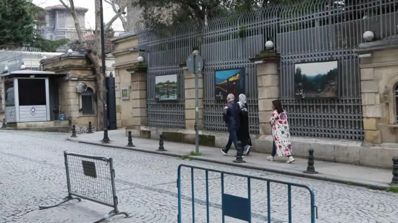 İstanbuldaki İran Başkonsolosluğunda bayraklar yarıya indirildi