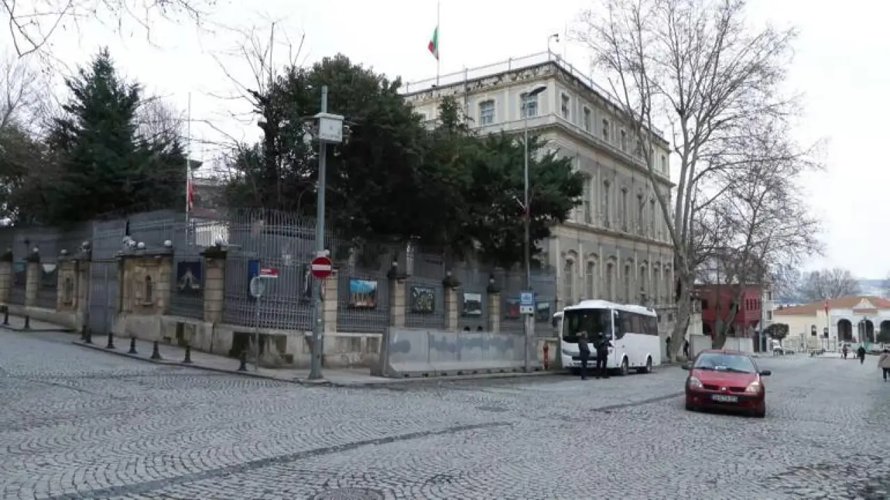 İstanbuldaki İran Başkonsolosluğunda bayraklar yarıya indirildi