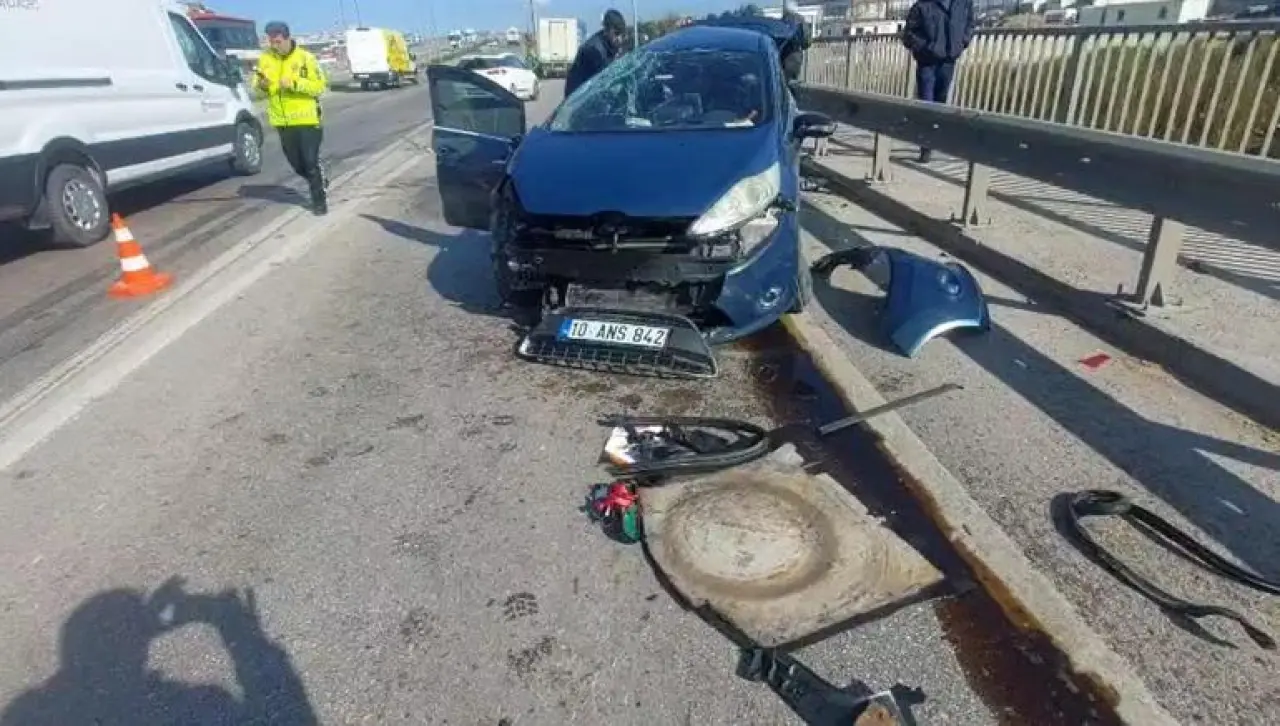 Refüje ve su tankerine çarpan otomobilin sürücüsü ağır yaralandı