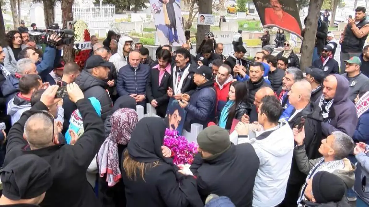 Müslüm Gürses ölümünün 13’üncü senesinde kabri başında dualarla anıldı
