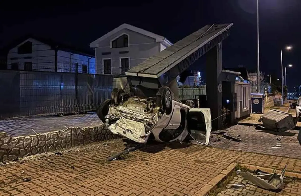 Takla atan otomobil, sitenin girişindeki beton bloğa çarptı: 1 yaralı