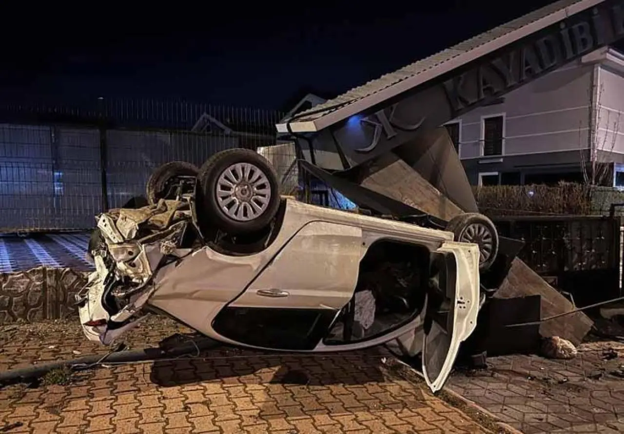 Takla atan otomobil, sitenin girişindeki beton bloğa çarptı: 1 yaralı