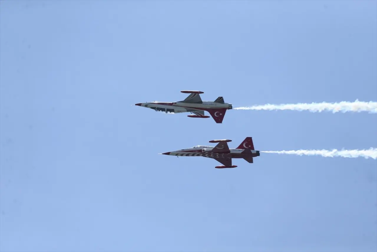 Türk Yıldızları, Çanakkale Şehitler Abidesi üzerinde gösteri uçuşu yaptı