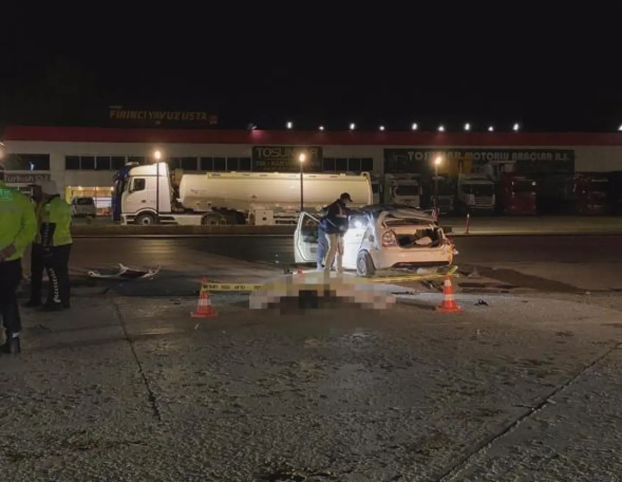 Kontrolden çıkıp, takla atan otomobilin çarptığı TIR şoförü öldü