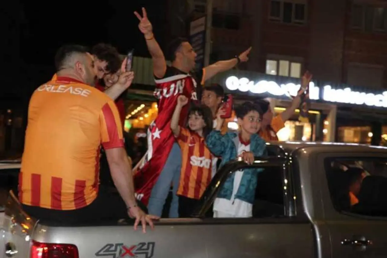 Antalyada derbi zaferi kutlamasında Galatasaray taraftarı bıçaklı saldırıda yaralandı
