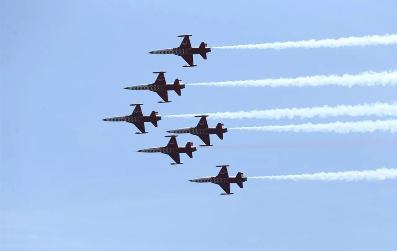Türk Yıldızları, Çanakkale Şehitler Abidesi üzerinde gösteri uçuşu yaptı
