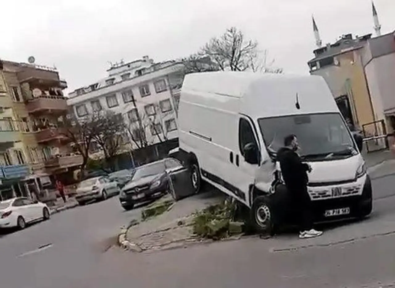 Beylikdüzünde şoförün el frenini çekmeyi unuttuğu TIR minibüse çarptı