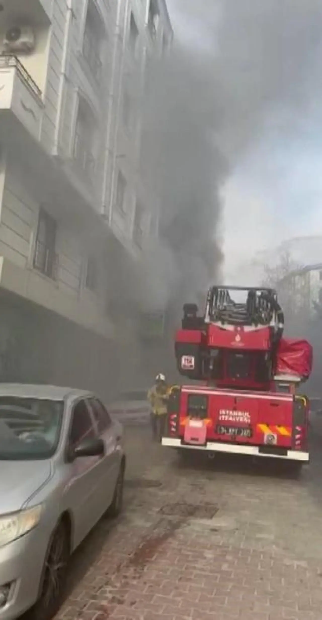 Esenyurtta fırında yangın çıktı; yoldan geçen belediye sulama tankeriyle müdahale edildi