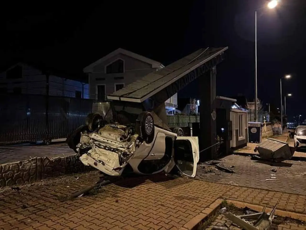 Takla atan otomobil, sitenin girişindeki beton bloğa çarptı: 1 yaralı