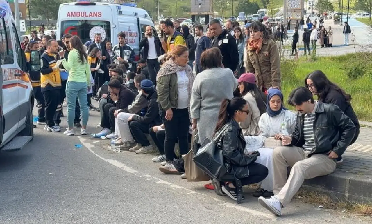 Bartın’da halk otobüsü otomobilin üzerine devrildi; yaralılar var