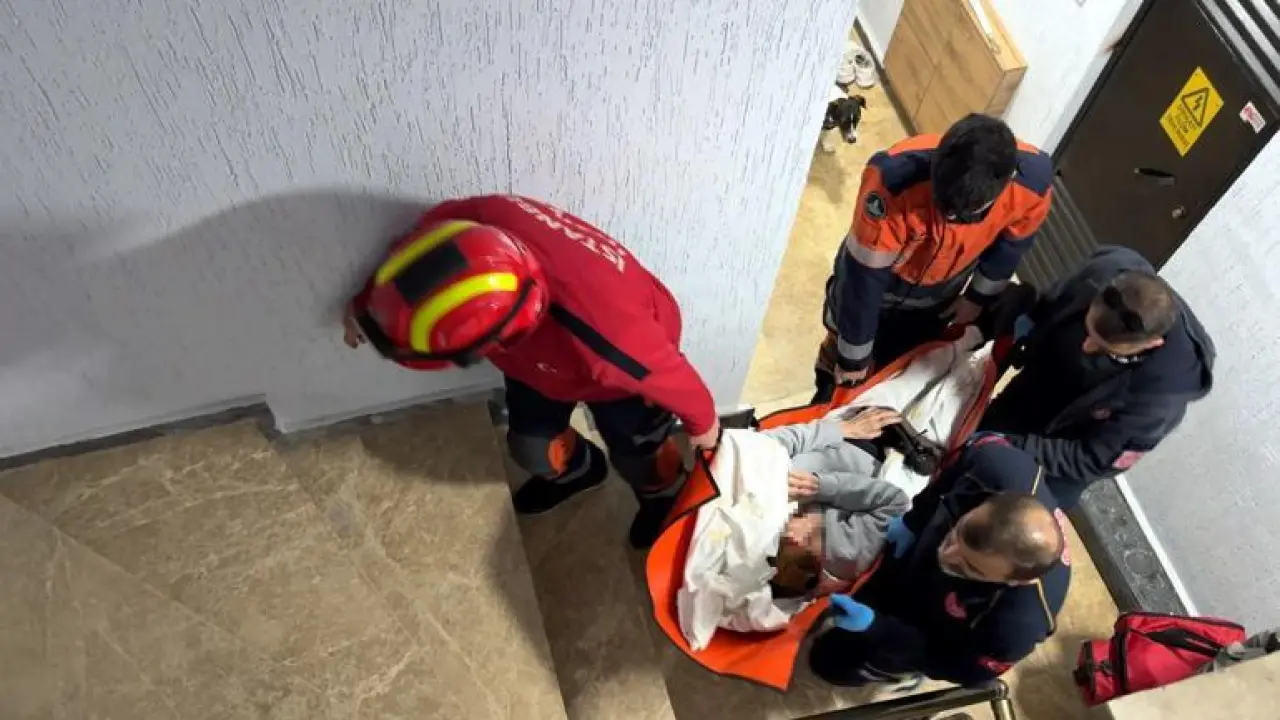 Avcılarda haber alınamayan 89 yaşındaki kadına kapı kırılarak ulaşıldı