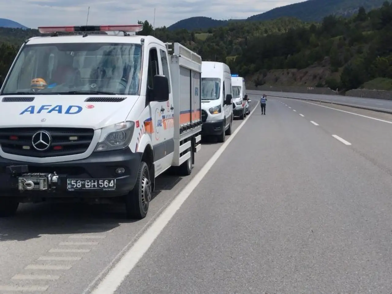 Takla atan otomobildeki 1 kişi öldü, 1 kişi yaralandı; çaya düştüğü değerlendirilen kişi aranıyor