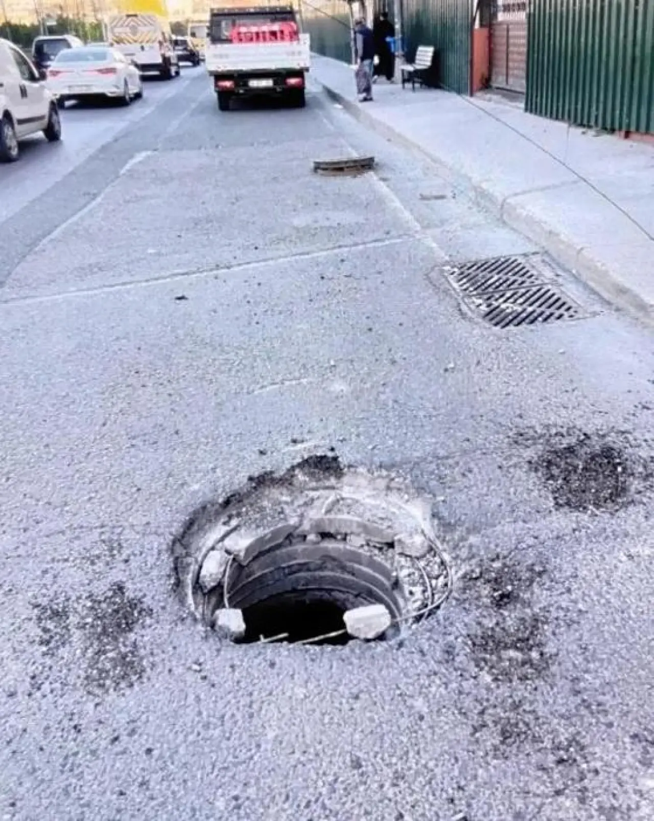 Küçükçekmece’de otobüs beklerken çarpan kamyonet mühendisin ölümüne neden oldu; Şoför ve sorumlulardan şikayetçi olacağız