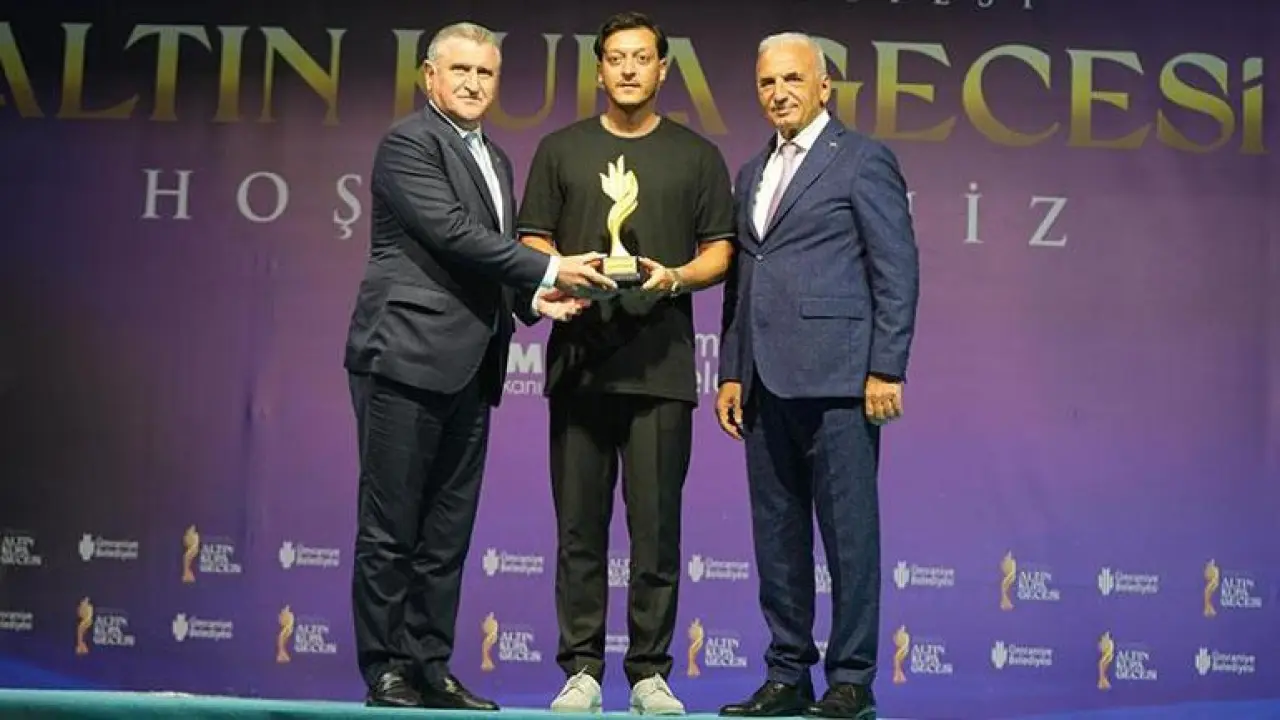 ‘Yılın spor insanı’ eski futbolcu Mesut Özil seçildi