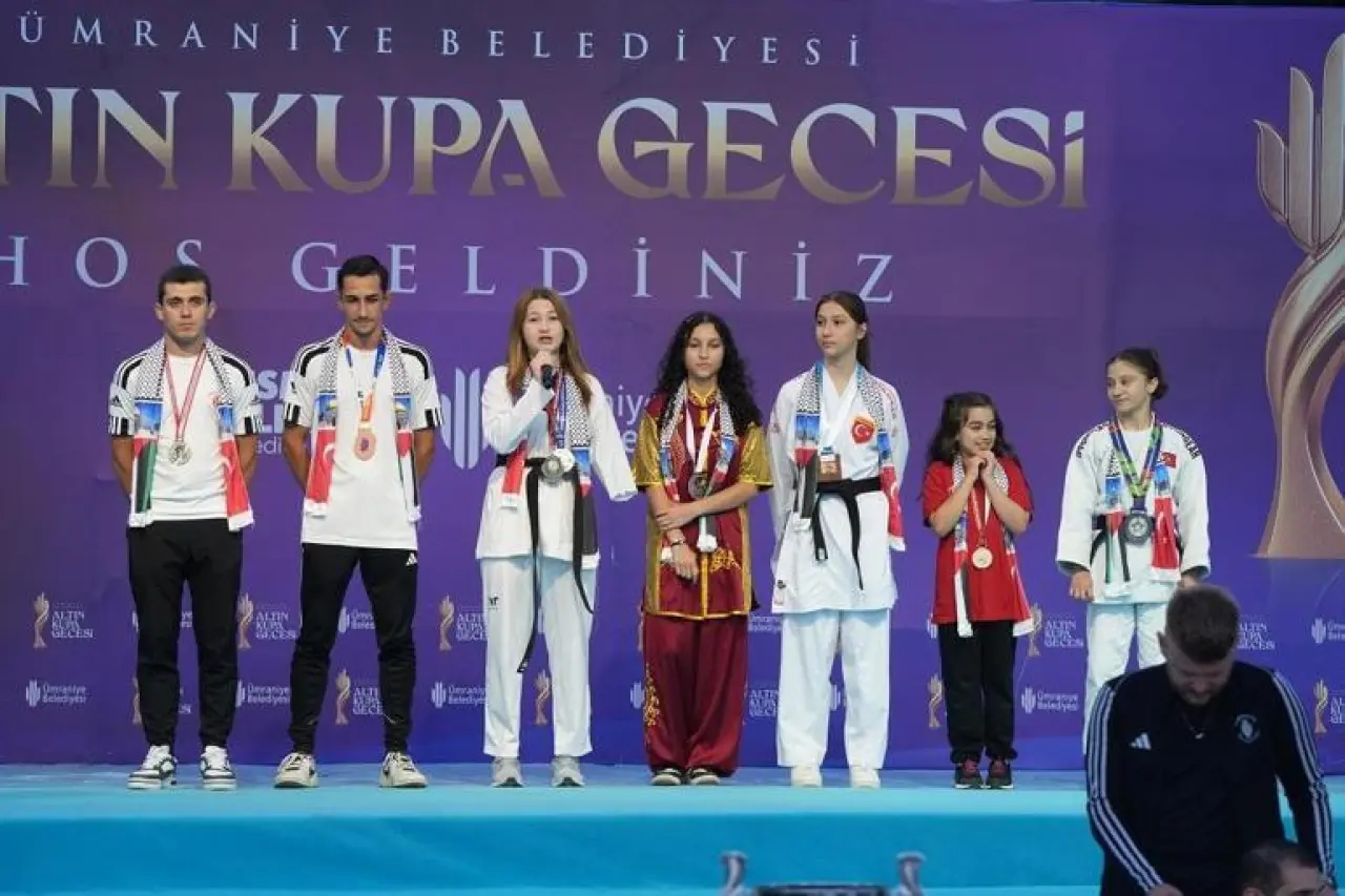 ‘Yılın spor insanı’ eski futbolcu Mesut Özil seçildi