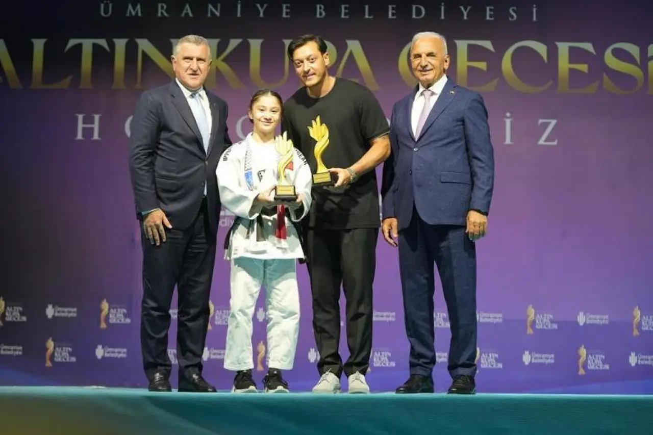 ‘Yılın spor insanı’ eski futbolcu Mesut Özil seçildi