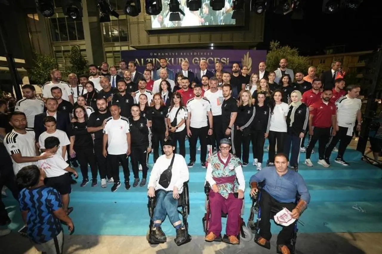 ‘Yılın spor insanı’ eski futbolcu Mesut Özil seçildi