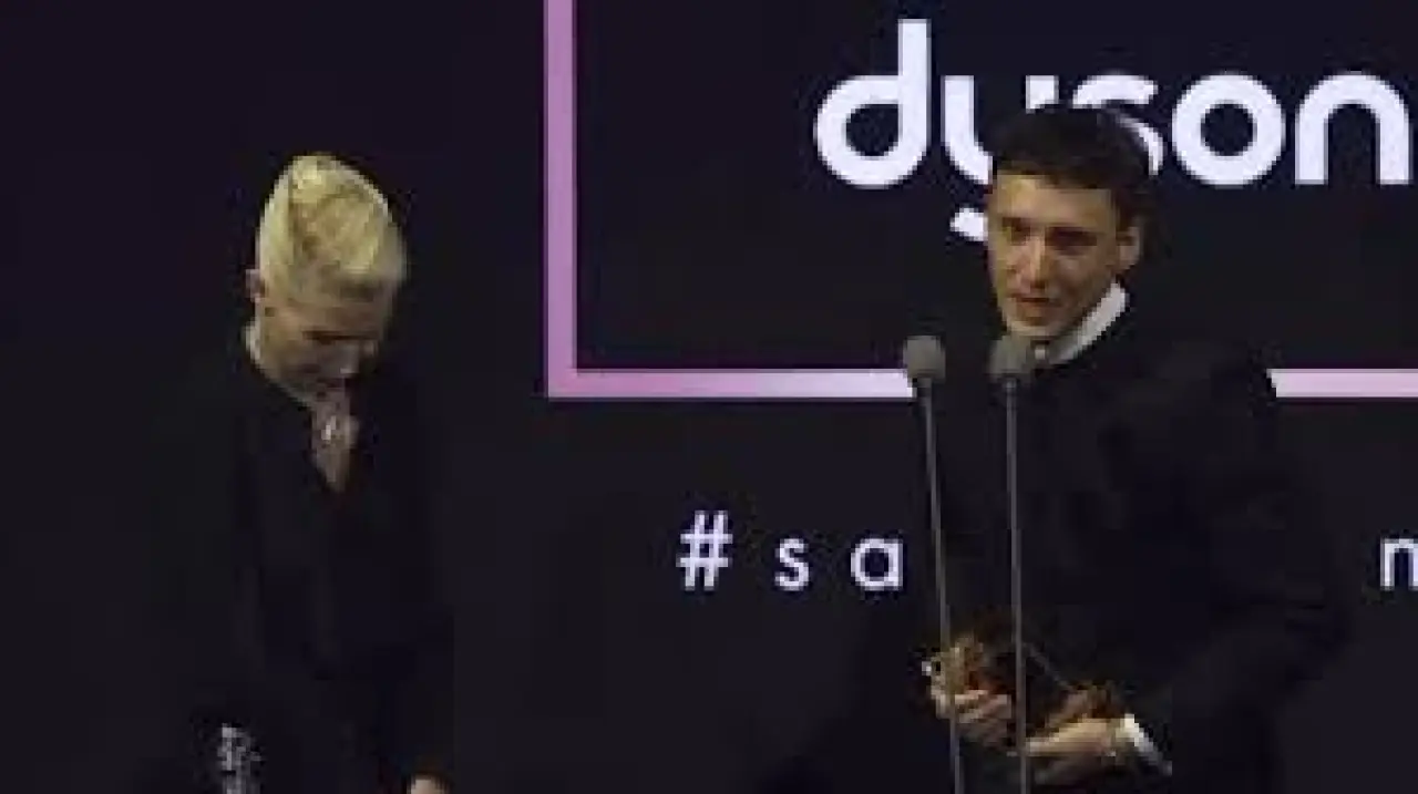 Son dönemin en keyifli ödül konuşmasıydı 😂😅 Edis, Academia ile olan  işbirliğinden Elle Style Awards'ta yılın moda işbirliği ödülünü aldı 🌹 # edis #edisgorgulu #ellestyleawards